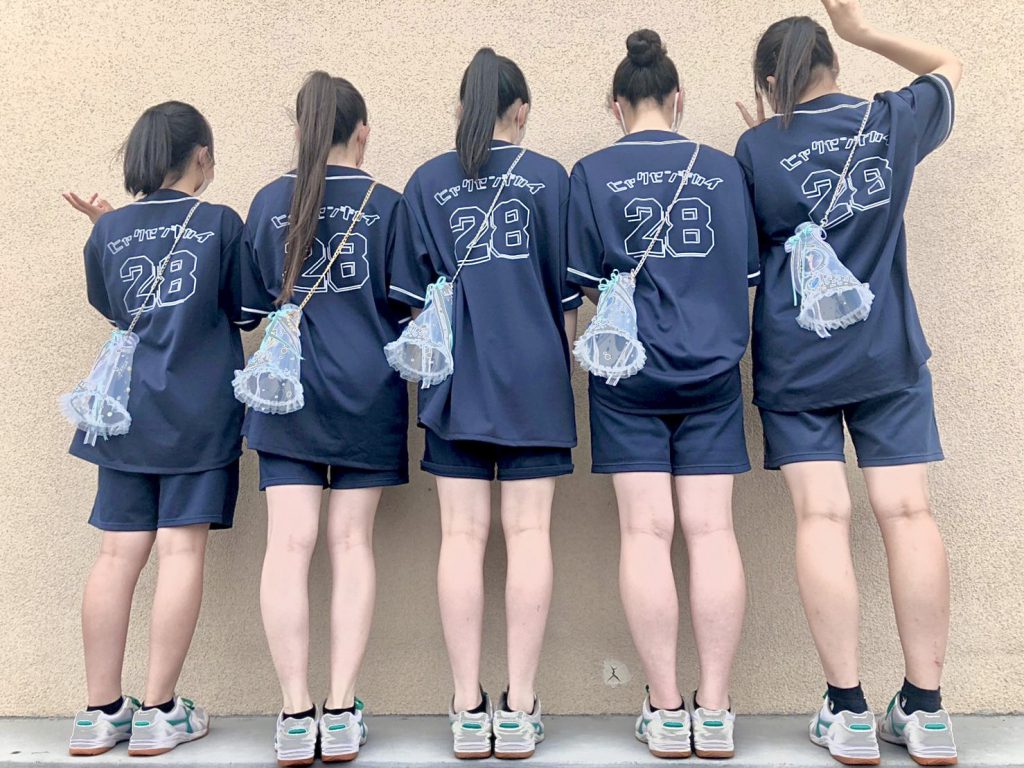 クラスTシャツベースボールユニフォーム着こなし