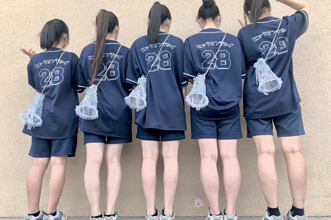 クラスTシャツベースボールユニフォーム着こなし