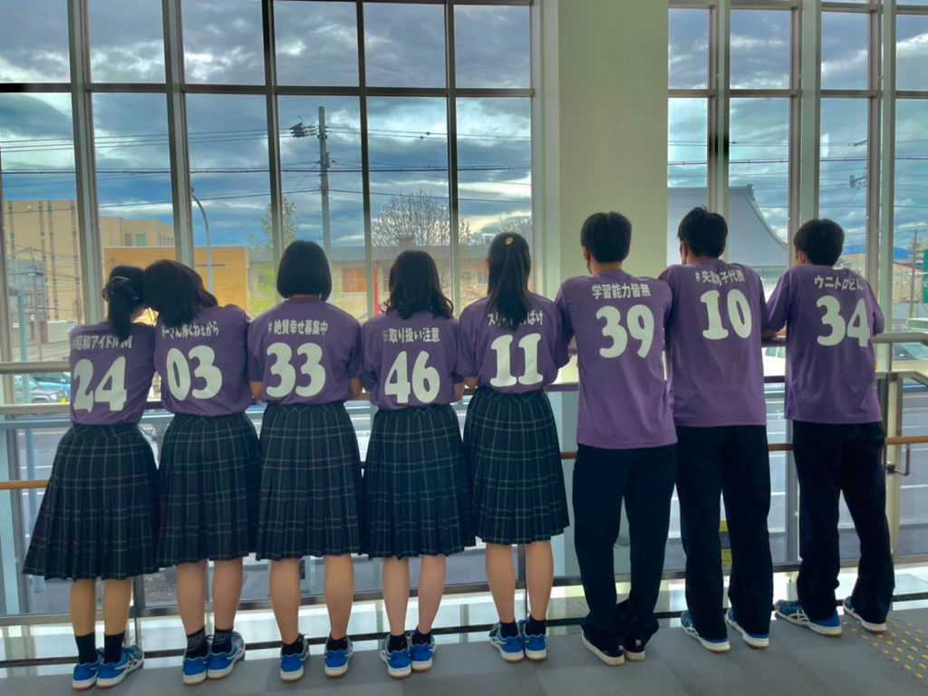 背ネームクラスTシャツ男女